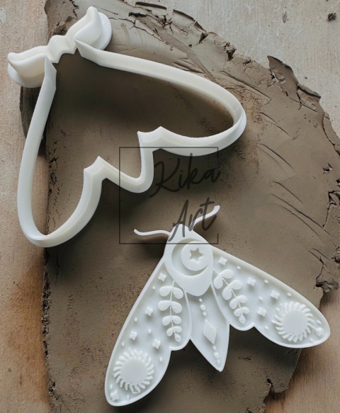 Ćma z paprociami i słońcami