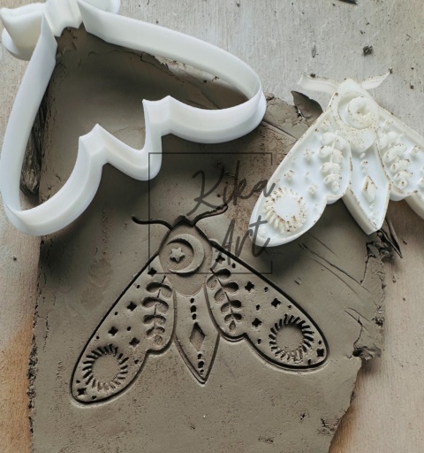 Ćma z paprociami i słońcami