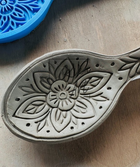 Stempel i wykrojnik do gliny – łyżka z kwiatem mandali