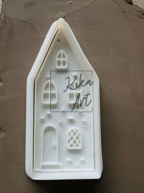 kamieniczka z okienkiem w kratkę