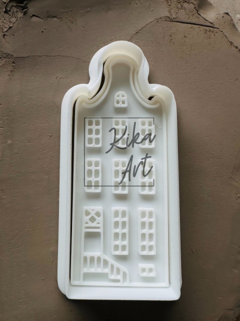 wysoka kamieniczka ze schodkami