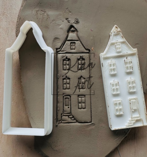 kamieniczka z wejściem na podwyższeniu