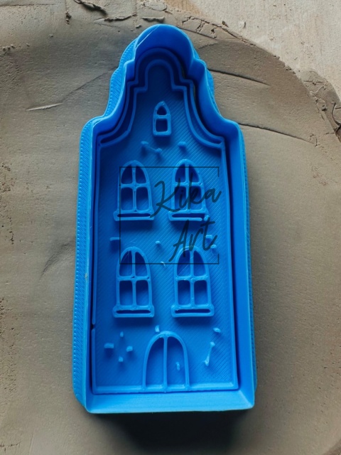 kamieniczka z wysokimi oknami