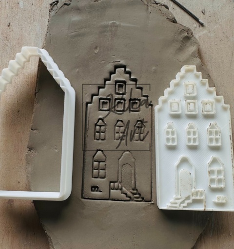 kamieniczka ze schodkowym dachem i schodkami