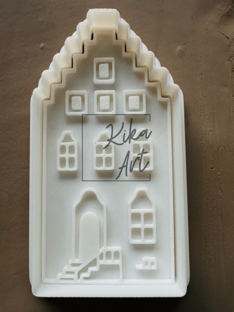 kamieniczka ze schodkowym dachem i schodkami