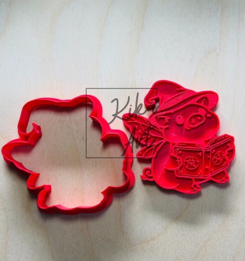 Świnka Czarownica z księgą – stempel + wykrojnik do gliny