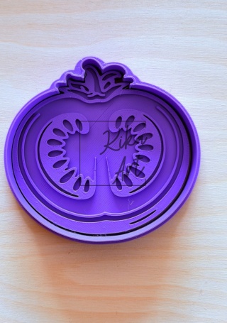 Wykrojnik + Stempel Połóweczka Pomidora – Soczysty Detal w Twojej Glinie!