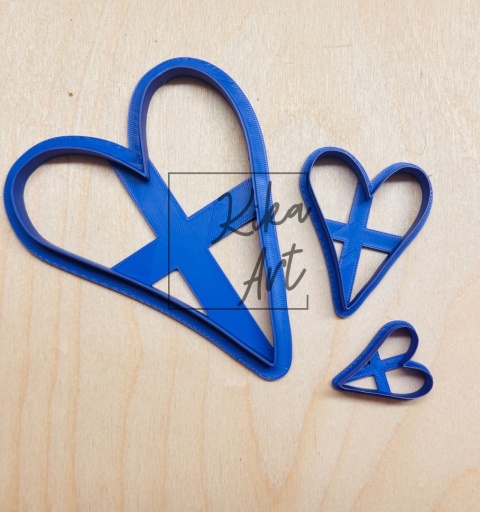 Wykrojniki do gliny – kopnięte serca (3 cm / 5 cm / 10 cm)